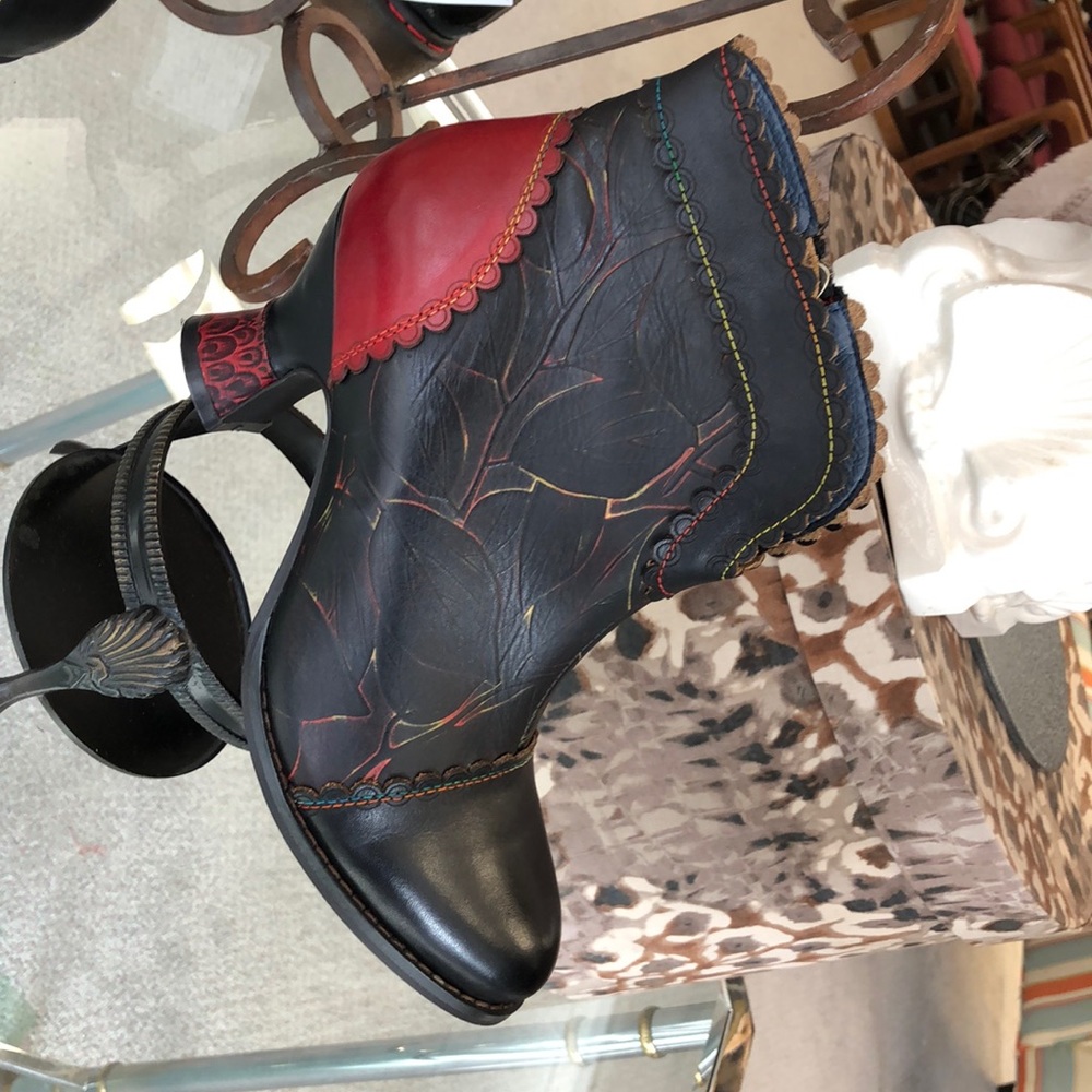 L Artiste Black/color accents EUR sizes 37,40,41